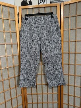 Lulu-B Vintage Grey Paisley Capri Pull on Pants